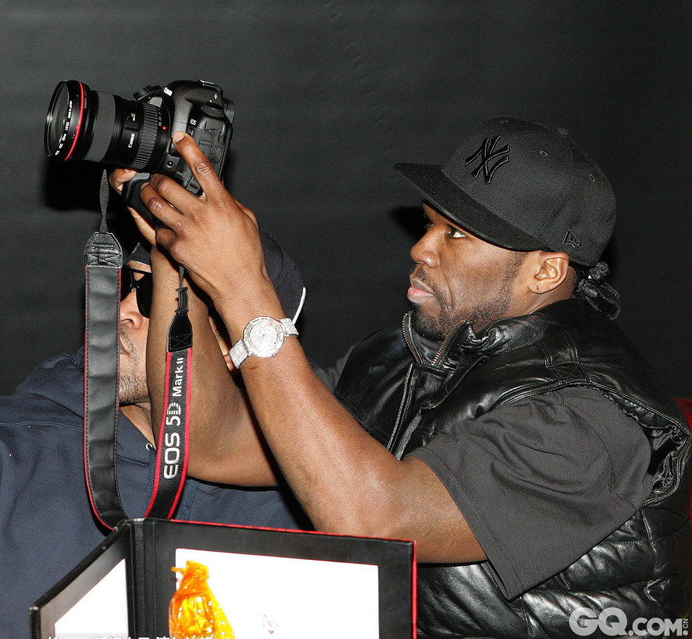 2009年， 50 Cent拿出“杀手锏”，在互联网上发布了Rick Ross前女友Lastonia Leviston与一男子Maurice Murray的性爱录像带 。据报道，Murray曾带着这盘录像带去找50 Cent，他发现录像带里面的女人是Rick Ross的前任，于是拿出来想“嘲笑”对手。50 Cent在发布前对视频做了剪辑，自己戴着假发出现在视频中，尖着嗓子对二人的亲密行为进行解说。他对片中男子的脸部进行了模糊处理，但对女子没有做任何技术处理。
