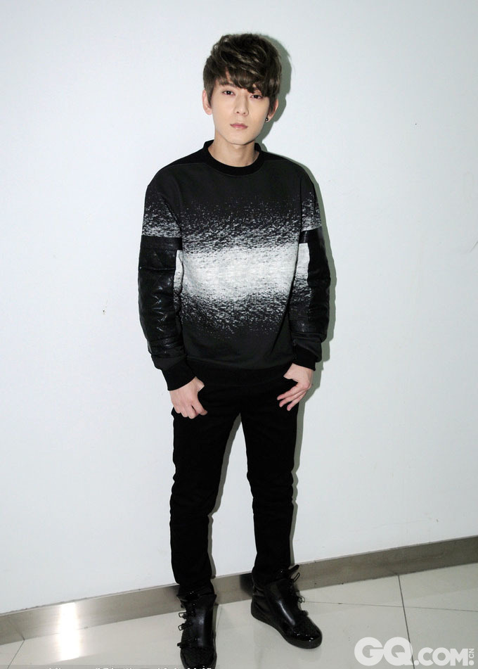 2014年，陈翔现身新专辑上海签售会，黑白渐变上衣展现酷帅型男魅力。