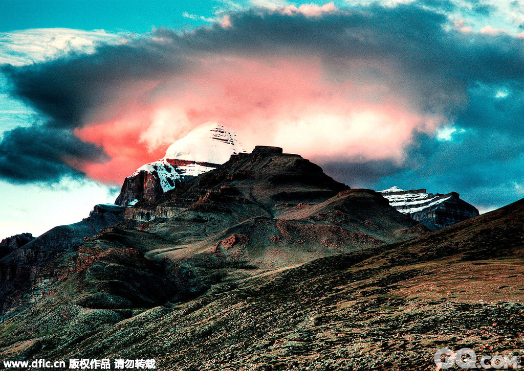 4.冈仁波齐错   神山岗仁波齐位于西藏阿里地区普兰县境内，是冈底斯山的主峰，海拔6638米。 岗仁波齐外形有如巨大水晶钻石，四周有八瓣莲花状的群峦护绕，雪峰洁白晶莹，一如圣女。其周围自然风景非常美丽：与藏族人称之为“圣母之山”的纳木那尼峰相距100公里遥遥相望，两峰之间是圣湖玛旁雍错和鬼湖拉昂错。