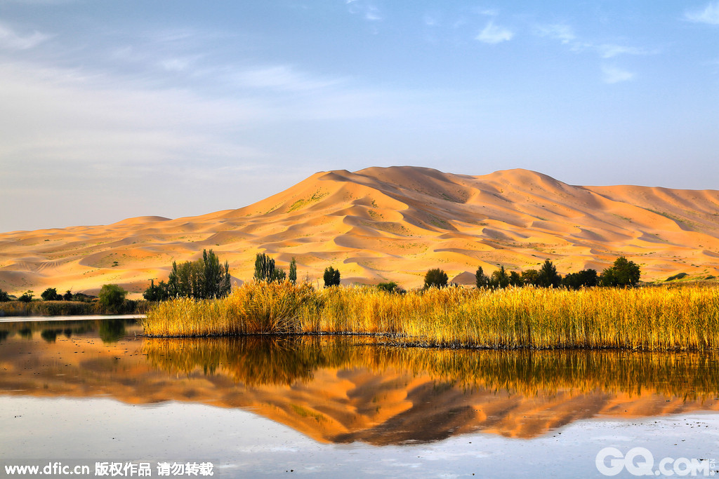 10. 巴丹吉林   内蒙古阿拉善巴丹吉林沙漠，沙山和湖泊共存奇观，高大的沙山之间，蓝色的沙湖如围棋子般密集排列，共有有113个湖泊。
