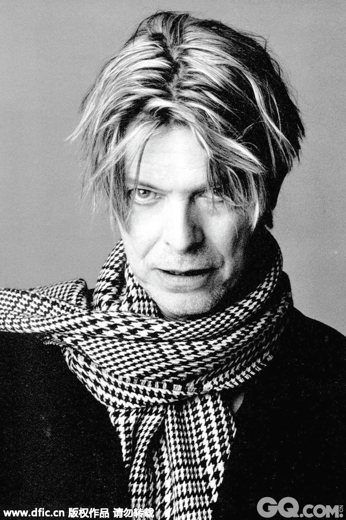 1967年，David出版了第一张正式专辑《David Bowie》，这是一张民谣风格的专辑，发表之后没有产生任何影响。David受到很大打击。紧接着David跟着Lindsay Kemp学习哑剧表演，夸张的造型服装与肢体动作深深影响了他，这是David个人风格的第一步。这段时期他参与演出了两部艺术短片，并在一部电影中扮演小角色。与此同时，David迷上了地下丝绒乐队（The Velvet Underground）与傀儡乐队（The Stooges）的音乐，特别是地下丝绒乐队，David后来的很多歌曲都能听出他们的影子。
