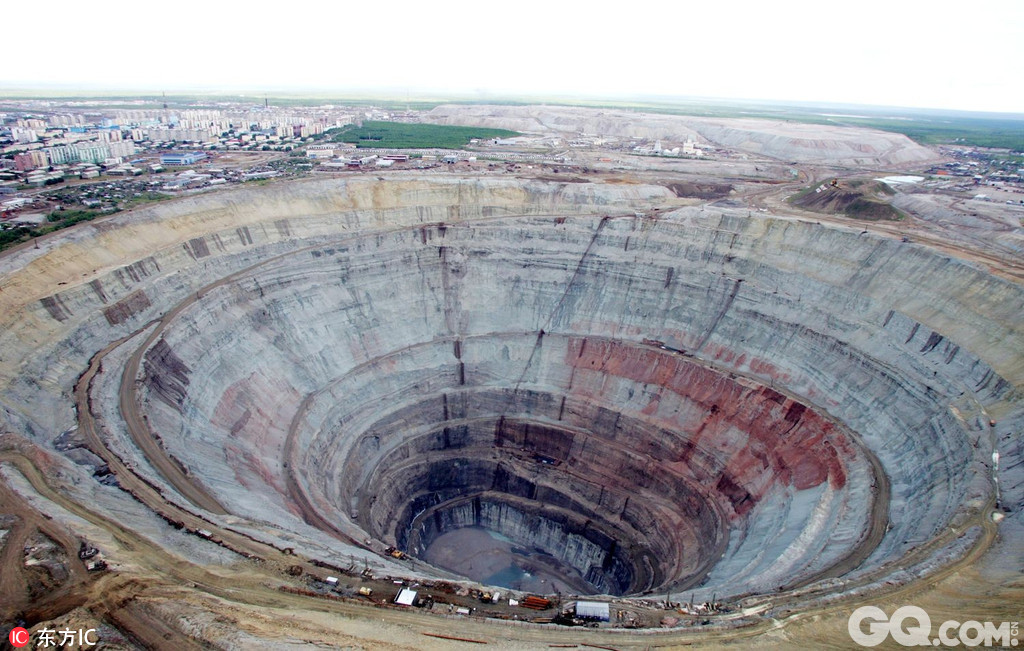 俄罗斯钻石矿业巨头Alrosa位于的Mirny市露天矿场远看上去就像是从天外飞来的陨石砸出的巨型天坑，Alrosa占全球钻石产量的27%，年钻石收入超40亿美元，是当之无愧的钻石巨擎，8月15日，该公司宣布在 Nyurbinskaya 露天钻石矿发现一颗136.24克拉的钻石原石，目前尚未起名。俄罗斯钻石矿业巨头Alrosa位于的Mirny市露天矿场远看上去就像是从天外飞来的陨石砸出的巨型天坑，Alrosa占全球钻石产量的27%，年钻石收入超40亿美元，是当之无愧的钻石巨擎，8月15日，该公司宣布在 Nyurbinskaya 露天钻石矿发现一颗136.24克拉的钻石原石，目前尚未起名。