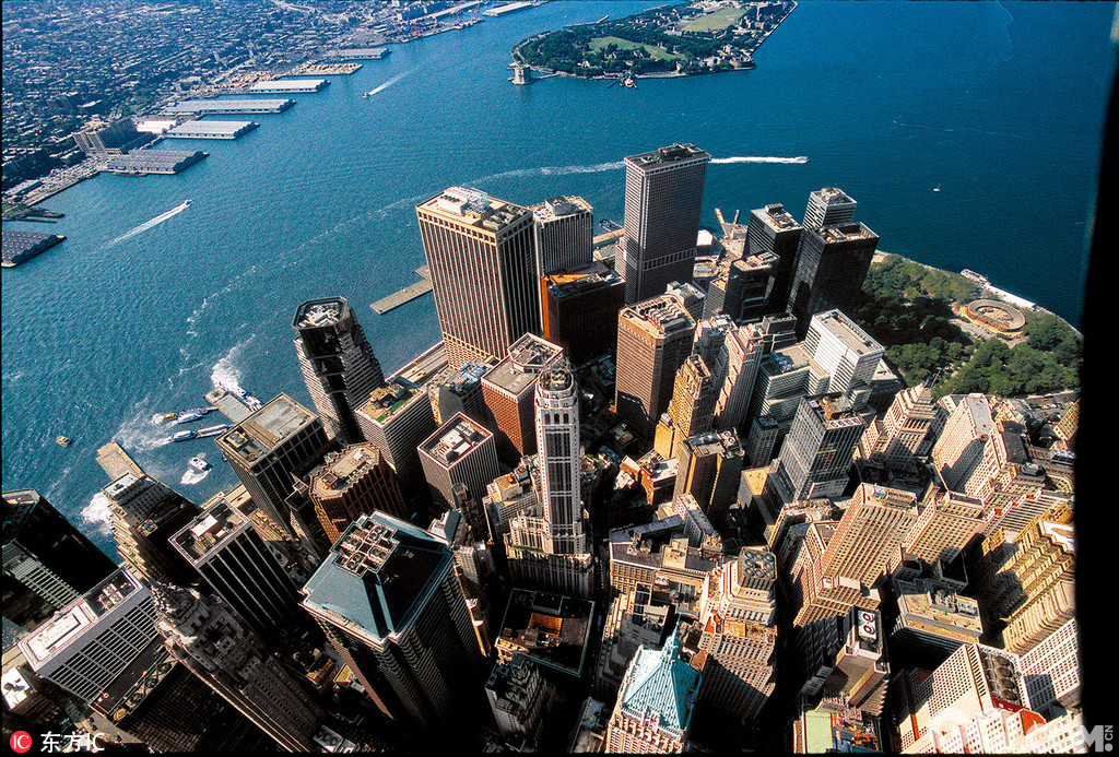 Prestel出版社最新出版了Peter Skinner的新书《纽约：航空摄影世纪》（New York: A Century of Aerial Photography），这本书收录了纽约航拍图，从上帝的视角向人们展示了这个现代都市的另一面，繁华喧嚣的城市楼丛将郁郁葱葱的中央公园簇拥包围，世贸大厦的双子塔巍然耸立，一排排的黄色出租车彰显着纽约的印记，灯光璀璨的夜景更是让“不夜城”的名号实至名归。