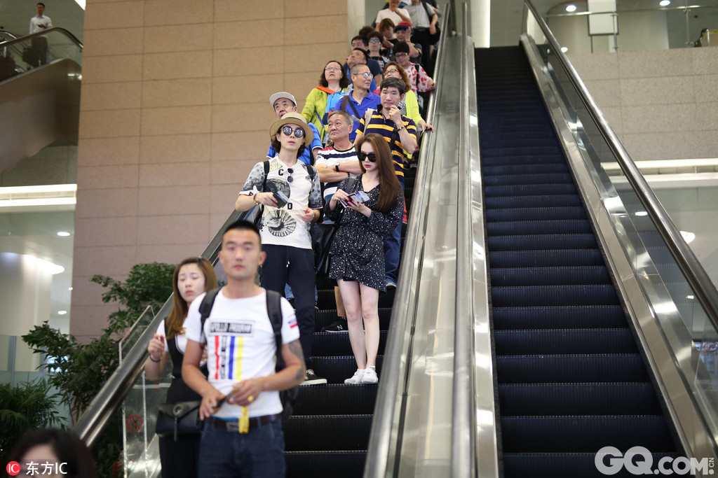 2017年6月22日，上海，戚薇、李承铉现身机场。 
