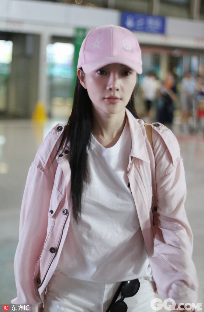 2017年7月24日，北京，李小璐现身机场。
