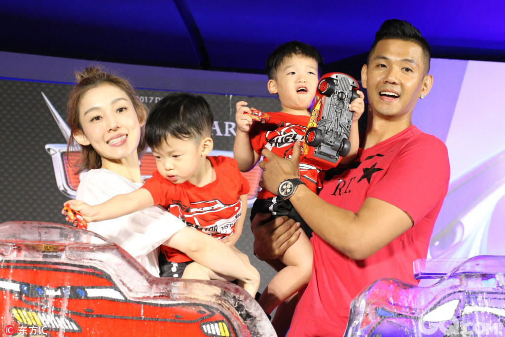 2017年8月3日，台北，黑人陈建州携老婆范玮琪以及儿子全家出席《Cars 3 闪电再起》中文首映记者会。 