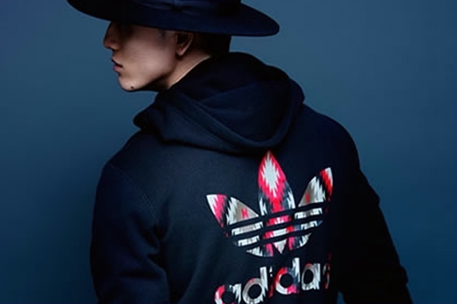 Adidas Originals公布了与日本街头品牌Neighborhood最新联名系列。Adidas Originals每年都会与一些品牌联名推出服装系列，这逐渐也成为叫人期待的一个部分。单是光彩夺目的三叶草标志，就足以Adidas的狂热者激动万分了。