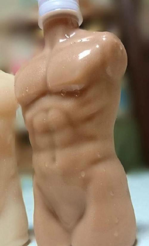 近日，日本无节操饮料走红网络，这款无节操的“小鲜肉”饮品，剥开饮料瓶外壳，呈现在你面前的是男子裸身躯体造型，令人不忍直视，真是惹人非议。