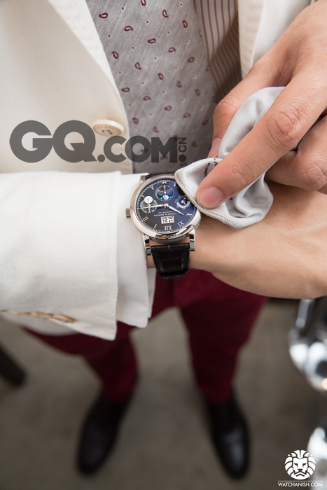 郎格一直与高技术机芯系列，和其他高等品牌相提并论．在今年年初的瑞士钟表大会，推出ＲＩＣＨＡＲＤ　ＬＡＮＧＥ陀飞轮已经是整个表界聚焦点最高的手表之一．　这次以白色表面和蓝色表针的表面设计，　更加提高了阅读性