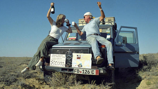东西两德尚未统一的1988年，Gunther Holtorf 和太太 Christine计划开着一辆奔驰车在非洲大陆上度过18个月的美好时光，探索人生新的领域。两人还为自己的爱车起名为“Otto”。原本一年多的行程竟然就此持续了二十多年，从撒哈拉沙漠、肯尼亚的农村到相对较封闭的朝鲜、古巴，甚至战火纷飞的伊拉克战区都留下了两人的足迹。夫妇两人的食住行都会在Otto上完成。两人的行程也并非一帆风顺，他们也曾遇到瘟疫疾病甚至军事威胁，但这些困难都不曾使两人停下旅行的脚步。用Gunther的话来说，当你旅行的地方越多，你会发现自己经历过的事情是多么的少；当你经历过看到过的越多，就越想继续看、继续体验。2010年，Christine早一步离开了人事，Gunther带着妻子的照片将旅行继续下去，直到前不久才回到了位于德国的家乡。
二十多年来，Holtorf夫妇既没有受到任何厂商的赞助，也未曾在社交网络上晒出自己的游记，而是用自己的方式享受旅行的快乐。Gunther回到德国之后，顿时成为了媒体争相采访的对象，英国广播公司还特意为Holtorf夫妇建立了一个网页，记录他们的冒险故事。而那辆见证了爱与梦想的Otto，则由Gunther慷慨捐赠给德国斯图加特奔驰博物馆，接受人们的赞美。
　　东西两德尚未统一的1988年，Gunther Holtorf 和太太 Christine计划开着一辆奔驰车在非洲大陆上度过18个月的美好时光，探索人生新的领域。两人还为自己的爱车起名为“Otto”。原本一年多的行程竟然就此持续了二十多年，从撒哈拉沙漠、肯尼亚的农村到相对较封闭的朝鲜、古巴，甚至战火纷飞的伊拉克战区都留下了两人的足迹。夫妇两人的食住行都会在Otto上完成。两人的行程也并非一帆风顺，他们也曾遇到瘟疫疾病甚至军事威胁，但这些困难都不曾使两人停下旅行的脚步。用Gunther的话来说，当你旅行的地方越多，你会发现自己经历过的事情是多么的少;当你经历过看到过的越多，就越想继续看、继续体验。2010年，Christine早一步离开了人事，Gunther带着妻子的照片将旅行继续下去，直到前不久才回到了位于德国的家乡。

　　二十多年来，Holtorf夫妇既没有受到任何厂商的赞助，也未曾在社交网络上晒出自己的游记，而是用自己的方式享受旅行的快乐。Gunther回到德国之后，顿时成为了媒体争相采访的对象，英国广播公司还特意为Holtorf夫妇建立了一个网页，记录他们的冒险故事。而那辆见证了爱与梦想的Otto，则由Gunther慷慨捐赠给德国斯图加特奔驰博物馆，接受人们的赞美。

　　也许有人好奇，Holtorf夫妇二十多年来的环球旅行的总共费用?Gunther为大家算了一笔账，将通货膨胀考虑进去大概共计花费45万欧元，按照目前的汇率计算约为人民币3500865元。
