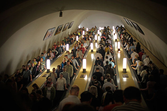 每个上班族的一天往往都是由挤公交地铁开始。仅以北京为例，自2007年至今的七年内，北京地铁运送人数增长了3.6倍，客流量巨大，高峰时段日均能突破千万人次。其实这样拥挤繁忙的公共交通线路在世界各地都在重复上演，下面一起来了解一下世界各地的通勤状况吧