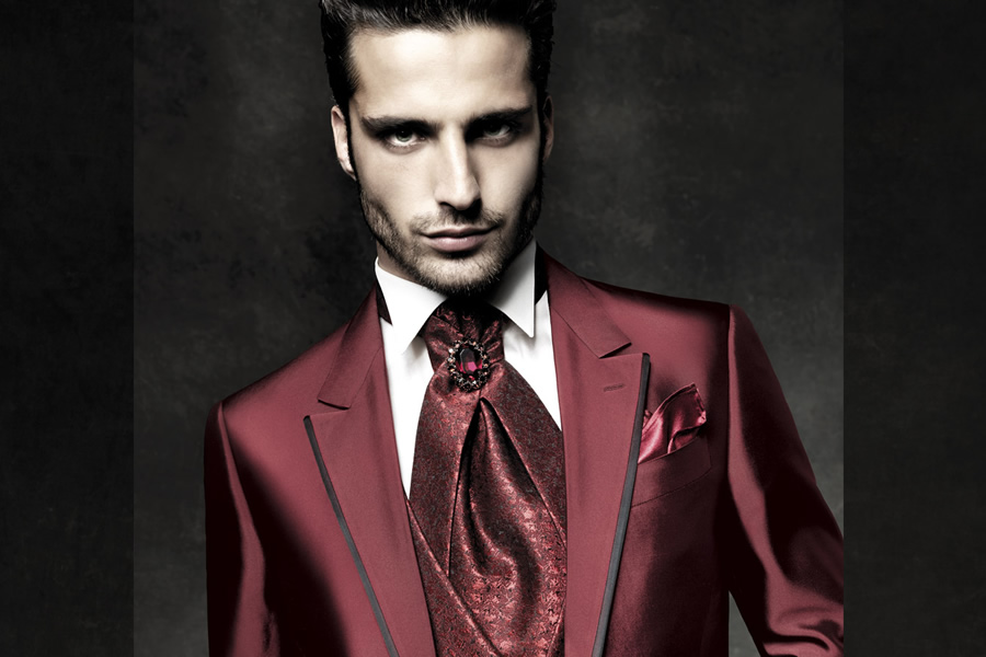 一向偏爱奢华的Carlo Pignatelli，在本季推出的Cerimonia系列，尽情地体现出了男士的高贵儒雅。粉色做底色搭配黑色蕾丝的西装，让人移不开视线。紫红色的丝绸西装、高礼帽、宽领带上的宝石领带扣……无一细节不极尽奢华。Carlo Pignatelli为人们奉上的是一场视觉饕餮。