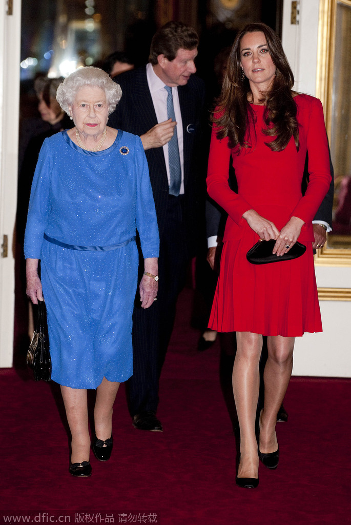 当地时间2014年8月25日，英国，著名意大利艺术家AleXsandro Palombo绘制的英国女王与凯特王妃“辛普森卡通像”。