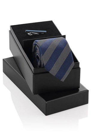 NO.22: Hugo Boss tie set.
怎样保证你送的领带在一堆礼物中格外引人注目呢？这款蓝色条纹领带再配上小小领带夹几乎是百搭的选择，看起来也并不呆板，实用又时髦。
