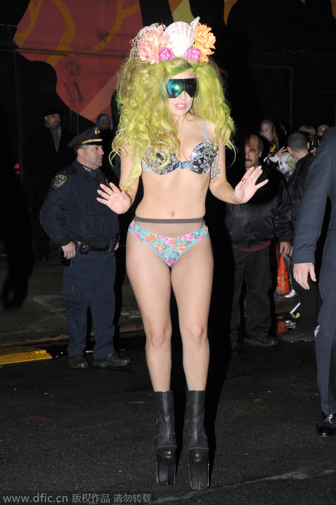 当地时间2014年3月30日，美国纽约，Lady Gaga顶“海藻头”风骚出街。
