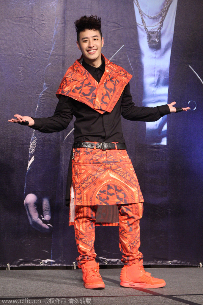 2014年6月10日，台北，潘玮柏橘色印花潮装出席新专辑发布会。