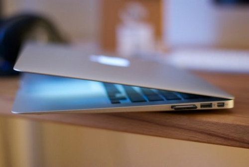 更轻薄的MacBook Pro，外型上酷似MacBook Air，功能上应该会更加强劲，续航能力也会有所提升。