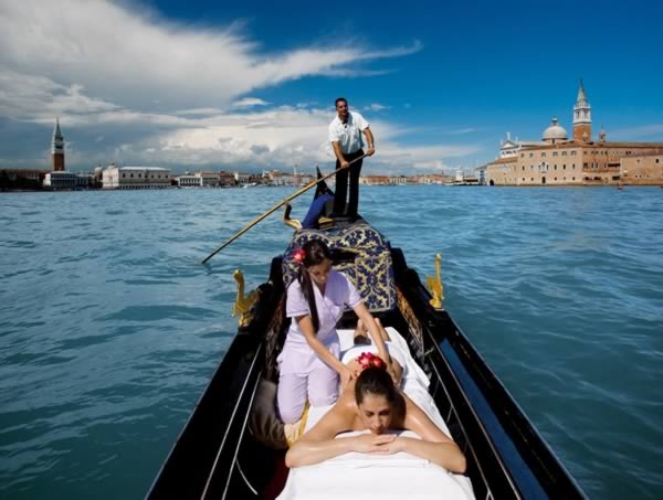威尼斯的Cipriani酒店专门提供一种贡多拉按摩，让顾客既能享受阳光的沐浴，又能放松身心。不过不用怕晒黑，船上会专门为客人准备户外防晒油，客人只需尽情享受美景和SPA带来的惬意。