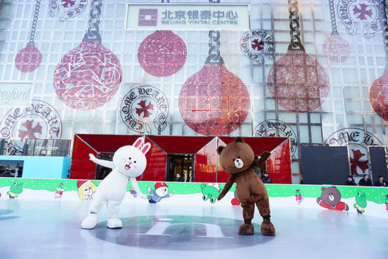更值得关注的是，ＬINE FRIENDS快闪店铺也于平安夜当天在北京银泰中心in01的一层、首层以及北京王府井银泰in88的一层同时启幕，LINE FRIENDS人偶互动、礼品派送，与到场嘉宾共享圣诞欢乐时刻。