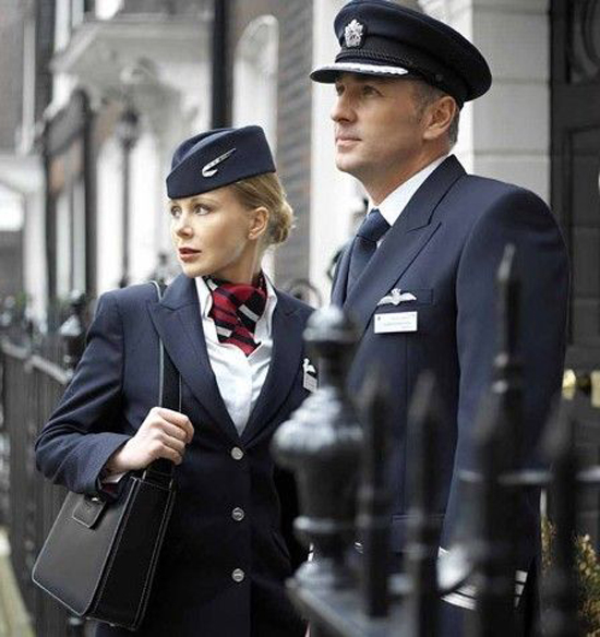 英国航空公司每4年更换一次制服，并且邀请当时顶级的设计师担纲，并在考虑到工作实用性的基础上，加入了时尚的元素。