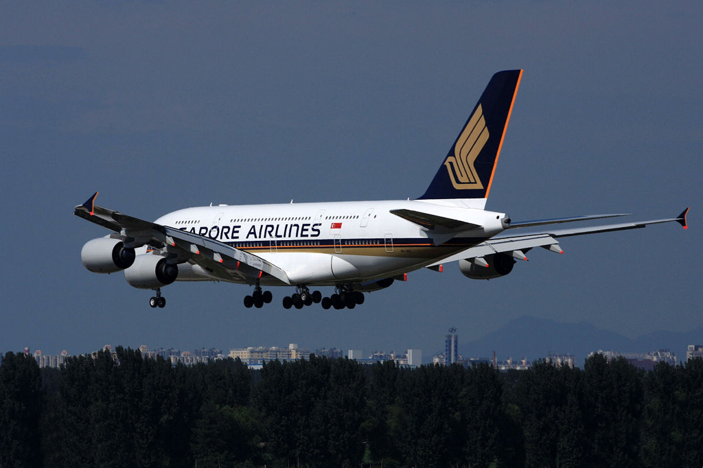 空中客车A380是欧洲空中客车工业公司研制生产的四台发动机、550座级超大型远程宽体客机，空中客车A380投产时是载客量最大的客机，有空中巨无霸之称。空中客车A380在单机旅客运力上有优势，在典型三舱等（头等舱－商务舱－经济舱）布局下可承载525名乘客。空中客车A380飞机被空中客车公司视为其21世纪的“旗舰”产品。A380在投入服务后，打破波音747在远程超大型宽体客机领域统领35年的纪录，结束了波音747在市场上30年的垄断地位，成为载客量最大的民用客机。