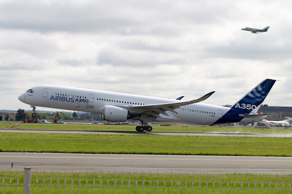 A350是欧洲空中客车公司研制的双发远程宽体客机，是空中客车的新世代中大型中至超长程用广体客机系列，以取代较早期推出的空中客车A330及A340系列机种。2014年已投入生产。A350是在空客A330的基础上进行改进的，主要是为了增加航程和降低运营成本，同时也是为了与全新设计的 波音787进行竞争。空中客车公司A350项目于2005年10月6日正式启动，于2013年6月14日首次飞行，首架A350XWB于2014年12月22日交付启动用户卡塔尔航空公司。