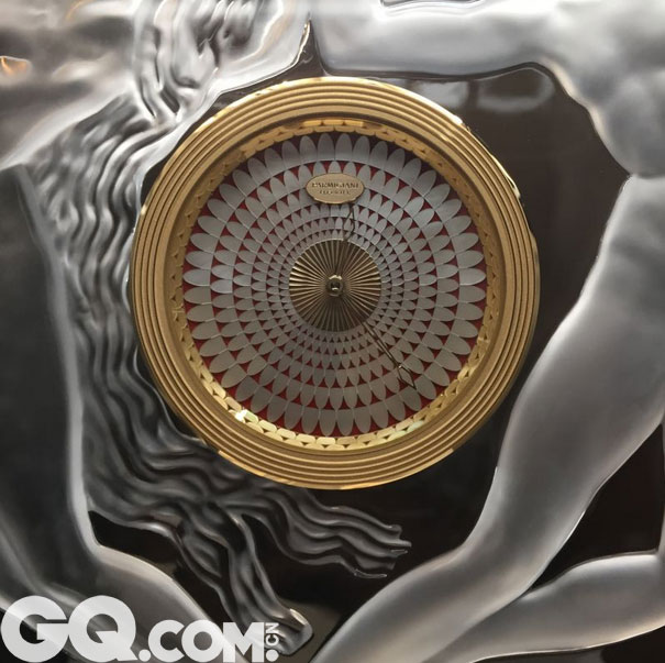 帕玛强尼，联手法国Lalique水晶品牌合作的座钟包含了机械、阴阳、男女为创造元素。座钟Le Jour et La Nuit by RenÇ Lalique和Serpent Clock。