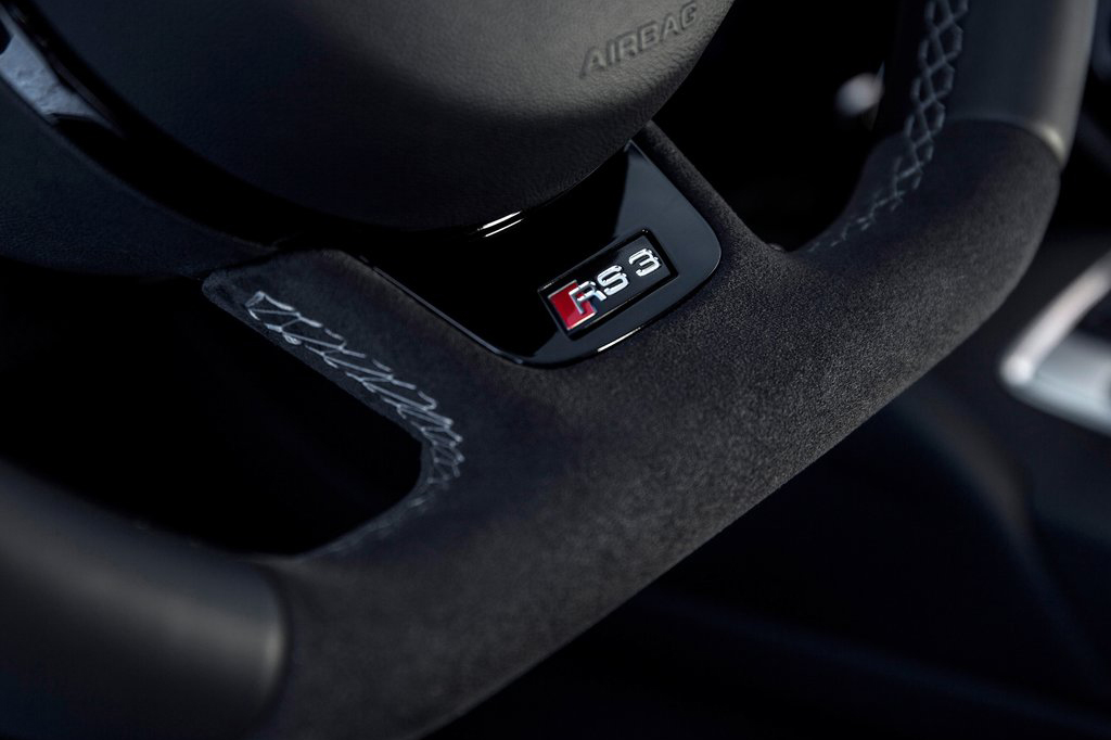 基于两厢版本奥迪A3打造而来的RS3 Sportback整体车身线条与普通车型无异，不过，RS系列特有的运动型包围与碳纤维黑的装饰却表现出了RS3 Sportback的真实身份。无论是黑色蜂窝状中网，还是两侧的大面积进气格栅，无不强调出RS3 Sportback的运动基因。在车内部，RS3 Sportback特有的运动装扮同样必不可少，RS 3系列铭牌、翻毛运动型方向盘等装备一一出现在新车内部。在动力方面，RS3 Sportback搭载了一台2.5T直列5缸涡轮增压发动机，其拥有367马力的最大输出功率以及465牛米的峰值扭矩。匹配上7速S tronic双离合变速箱与Quattro四驱系统，4.3秒的0-100公里/小时加速成绩足以震慑每一台性能跑车。