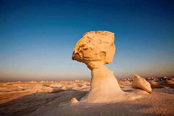 白沙漠的名字来源于白垩,这些白垩在沙漠中高高耸立,被沙尘暴侵蚀成蘑菇、尖塔、尖峰等等不同的形状,形成了与众不同的地上景观。