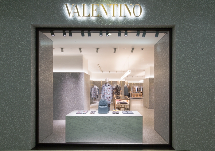 新店的设计由Valentino创作总监Maria Grazia Chiuri与Pierpaolo Piccioli携手享誉国际的英国建筑师David Chipperfield联合构思，由多个精品专区连贯而成，顾客可选购品牌全线男装精品，包括男士成衣及配饰。店铺细意彰显品牌的优越工艺、魅力与高雅贵气，为Valentino男装系列提供最完美的环境，让讲究的顾客在舒适私密的空间享受购物乐趣。