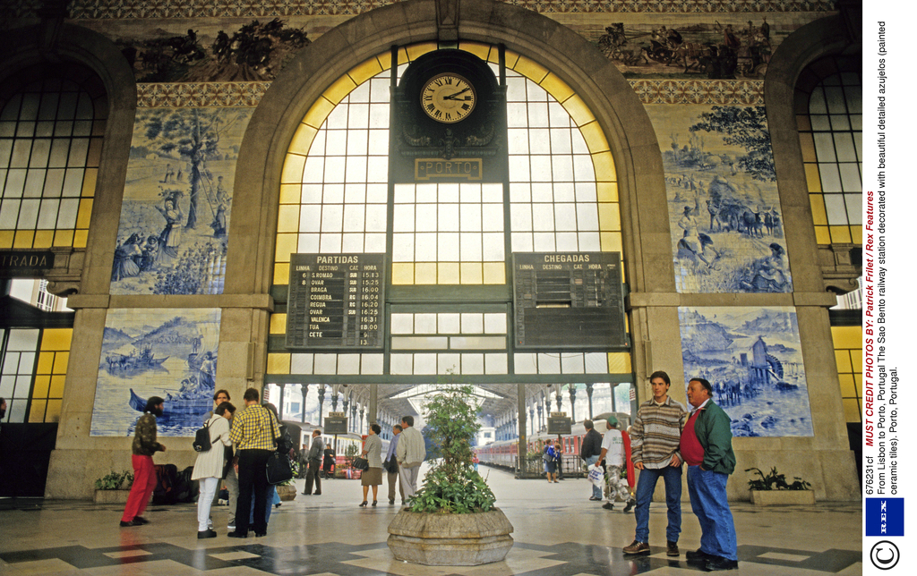 圣本图火车站——葡萄牙波尔图圣本图车站的复折屋顶和石头门脸会使人联想起19世纪的巴黎建筑。而车站大厅更是有种与众不同的美。大厅的墙壁上贴有2万多块锡釉花瓷砖，这部作品用了作者11年的时间来完成。