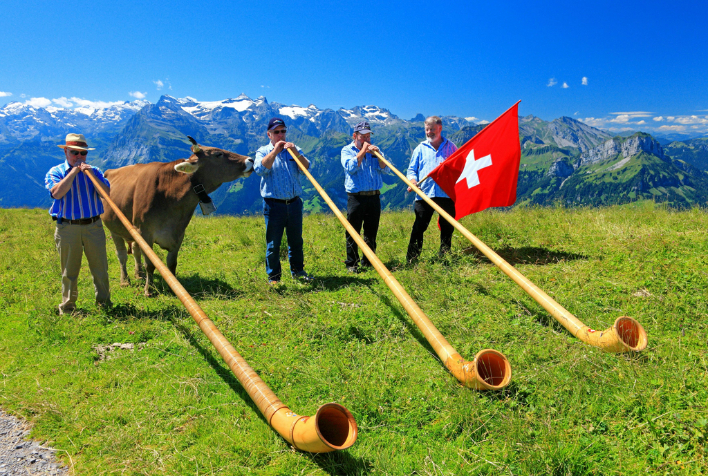 瑞士众多纯净的山脉和湖泊，瑞士在绿色纯净国家排行榜上称雄，相信是在每个人的意料之中。但是想以最环保的方式体验阿尔卑斯山脉之美，那么选择走进瑞士将是最好的结果。

