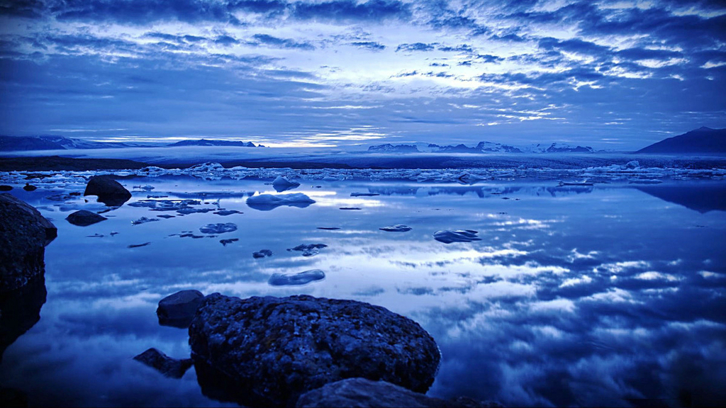 当地时间2013年11月20日报道，冰岛小淡水湖