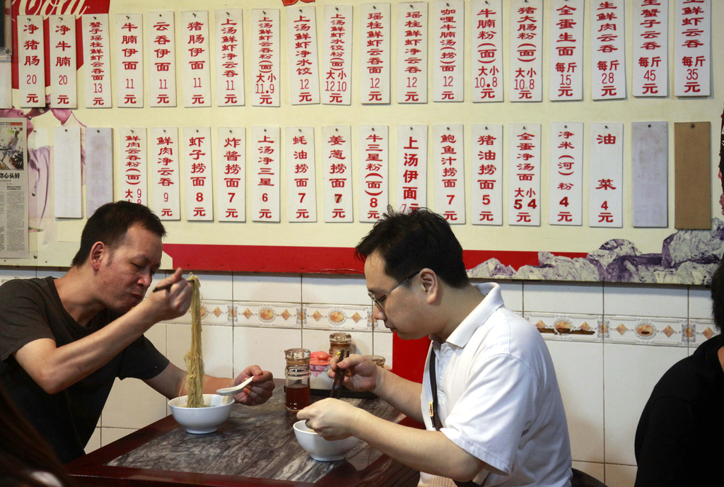 2012年6月11日，位于广州和平西路8号的竹园竹升面店因出现在纪录片《舌尖上的中国》而广为人知，市民津津有味在吃面。“食在广州”不是虚言。广州饮食业历来在全国首屈一指，拥有一大批经历百年而不衰的老字号和新兴名店，传统和创新的名菜、名点、名小食、名风味食品不胜枚举。饮茶、喝汤更是广州一大特色，也成为当地一种独特的文化。