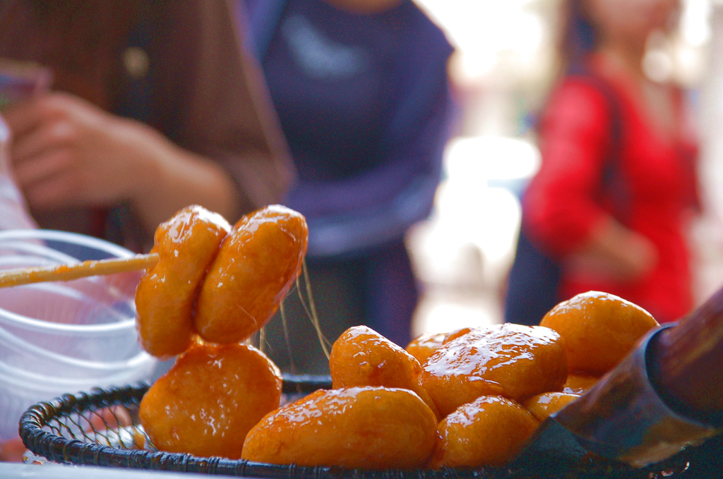 长沙市黄兴中路旁的“李公庙糖油粑粑”一块钱两个，买得做粑粑的师傅手软。炸出来金灿灿的外酥内软，外面甜酥酥里面香软软。