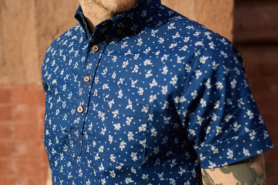 纽约街头品牌3sixteen，本季推出的男装型录以蓝色为主，有夏日蓝天的清澈感，但选择较深的蓝色也体现出成熟的气质。3sixteen对于品质的追求，与对时尚的追求并重，旨在打造高质量的男装。