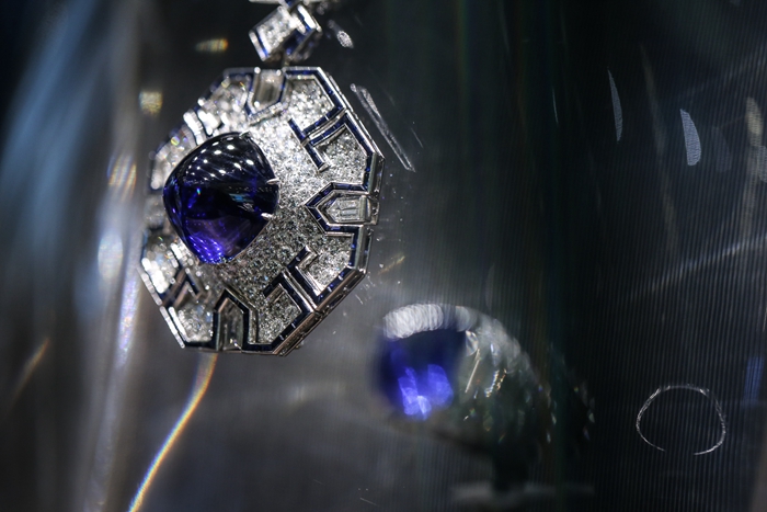 宝格丽蓝宝石钻石铂金项链，这条装饰艺术风格的长项链是1972年理查德•伯顿送给伊丽莎白•泰勒的40岁生日礼物