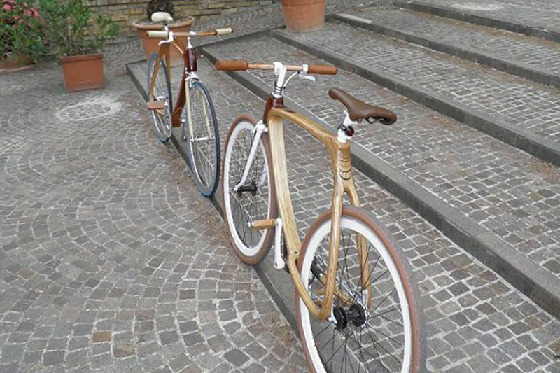 Carbon Wood Bikes是一家来自意大利的父子店，专做手工自行车，藉由木制自行车沉重和易损的缺点，他们相处了将其和碳纤维组合的创意。最终诞生出来的是一款仅重9公斤的尤物。