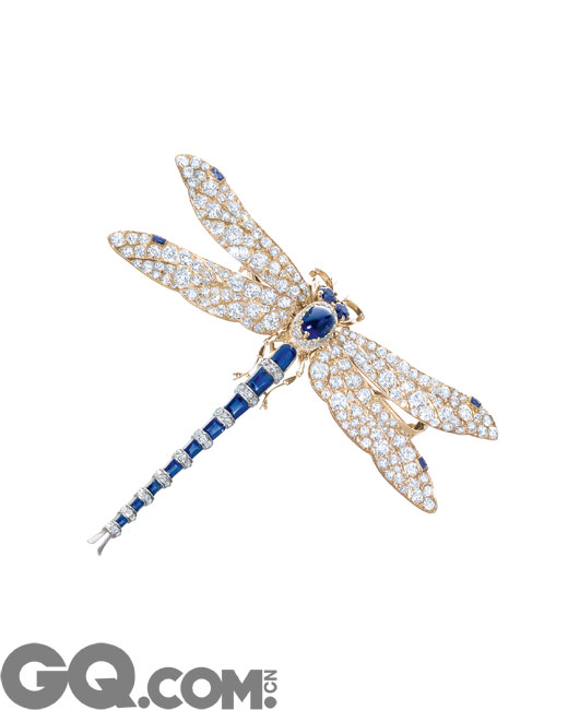 创始人查尔斯•蒂芙尼之子路易斯•康福特•蒂芙尼（Louis Comfort Tiffany）是新艺术（Art Nouveau）运动的领军人物，他的一系列珠宝作品，色彩缤纷，捕捉到了繁花盛开、昆虫翩跹的美态。展览展出一款镶嵌蓝宝石和钻石的蜻蜓胸针，首次亮相于1904年圣路易斯世博会；一款黄水晶项链上的珐琅莓果和枝叶捕捉到秋日的美景；另外一款彩色欧珀石盘绕金质藤蔓的项链栩栩如生。