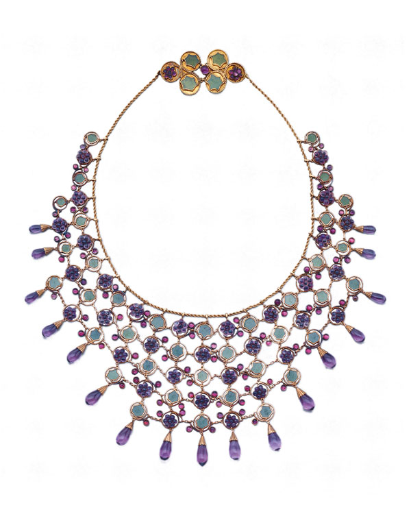 萄藤项链，1906年，路易斯•蒂芙尼设计。
设计原型来自于印度次大陆的民间珠宝，将紫水晶、玻璃坠饰和翡翠融合在一起，从黄金打造的链索上垂坠而下，宛若晶莹剔透的葡萄。
