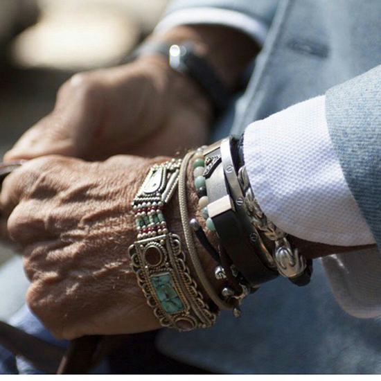 仅仅是手表已经无法满足引领风骚的爷爷们，戴手链更是不甘寂寞，快看他们示范的手链真正风骚的佩戴方式。