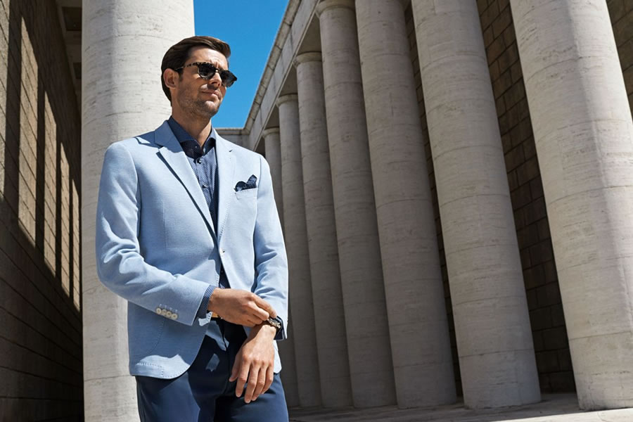 Bugatti本季推出了男士商务装系列，采用深蓝色与褐色，打造着成熟男士的沉稳。麂皮的质感，有着低调的华贵，立领的设计将男士的品味与自信尽情表达。