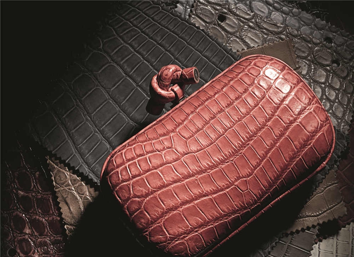 Bottega Veneta个性化定制是品牌的一项特别服务，客户可以通过此服务定制个人钟爱的皮革产品，展现独特的个性需求。