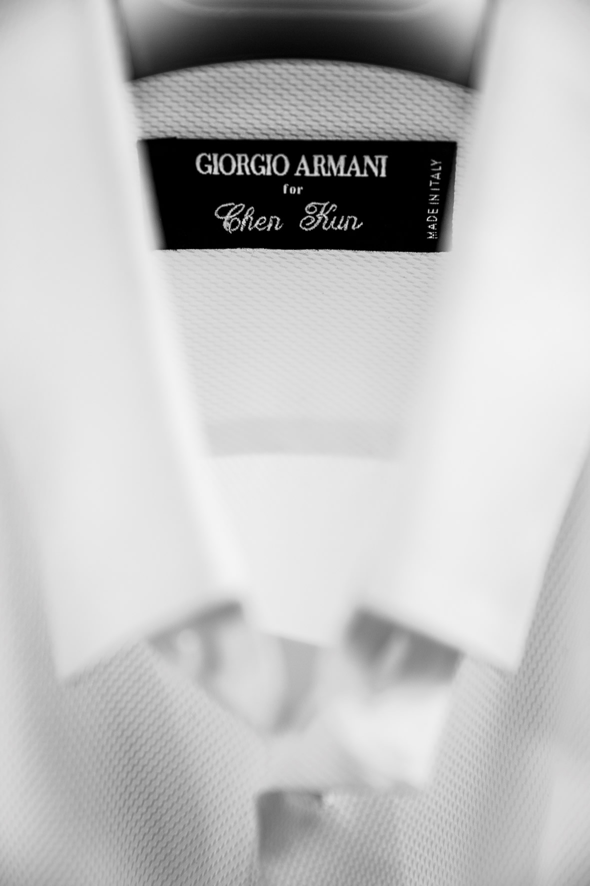 Giorgio Armani Made to Measure量身定制系列专为追求完美的男性顾客而定制，满足其高端需求及对独特服饰细节的需求, 充分彰显个人品味，兼具Armani美学中典型的流畅和自然特质。通过参与制作过程，顾客将有机会专享个性奢华体验。最终服饰完全按照顾客的特定要求而打造，独一无二、别具一格；并彰显出无懈可击的着装风格和品味，令顾客在人群之中脱颖而出。