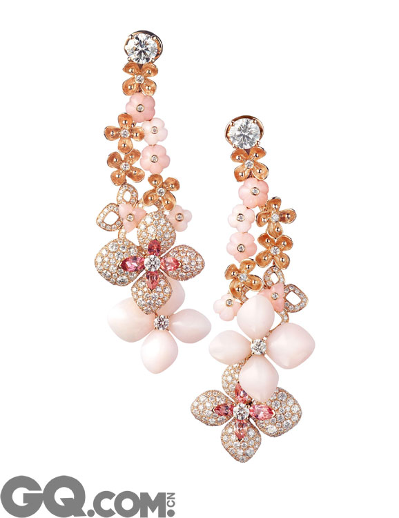 CHAUMET Hortensia 绣球花高级珠宝耳环
玫瑰金上镶嵌天使肤色和粉红色蛋白石、粉红色碧玺和钻石
