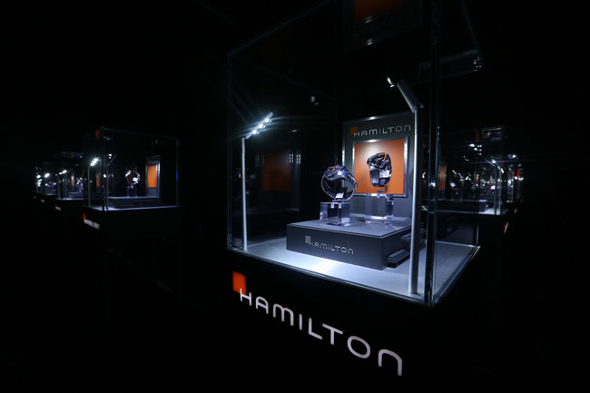 汉米尔顿Hamilton于1892年在美国宾州创立，以创新设计和质感造型闻名于世，是瑞士Swatch集团的成员。120年传奇历程让汉米尔顿Hamilton“精心敢为”以顶尖瑞士工艺打造精准可靠腕表，用美国钟表文化抒发果敢自由气度，传递“唯有精心提升自我，方可敢为人先”的理念。汉米尔顿Hamilton曾经在《星际穿越》、《一触即发》、《复仇者联盟》、《黑衣人》、《虎胆龙威》系列、《珍珠港》、《超人归来》等400多部好莱坞影片中亮相，被誉为“好莱坞明星腕表”。与好莱坞60多年的渊源让汉表成为电影界的一个符号，而汉表与中国电影的缘分也在《我知女人心》、《嫁个100分男人》等多部影片中充分展现，多年来与电影的密切联系，更让汉表懂得幕后影人对电影的巨大贡献。从2006年进入中国开始，汉米尔顿就惊叹于中国电影的发展，并决心把“汉米尔顿幕后英雄盛典”带到中国，支持中国电影，激励那些对电影工业至关重要的幕后工作者。