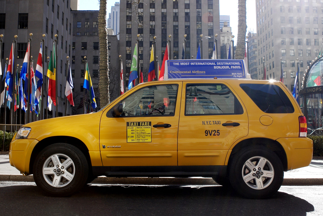 2005年，不经意间，纽约的黄色出租车都变成了黄色SUV：Ford Escape Hybrid Taxi。