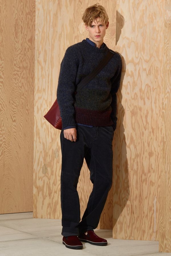 Bottega Veneta推出了2016年早秋男装型录，这一系列男装主要采用单色调的搭配。从军绿、深红，到蓝色，每个颜色都表现出不同的性格。造型独特的夹克衫，适合时尚个性的男士。也有适合暖男的翻领毛衣。