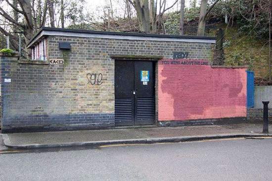 结果Mobstr在砖墙上再次写下“RED？”然后在红漆上写道“越界”。