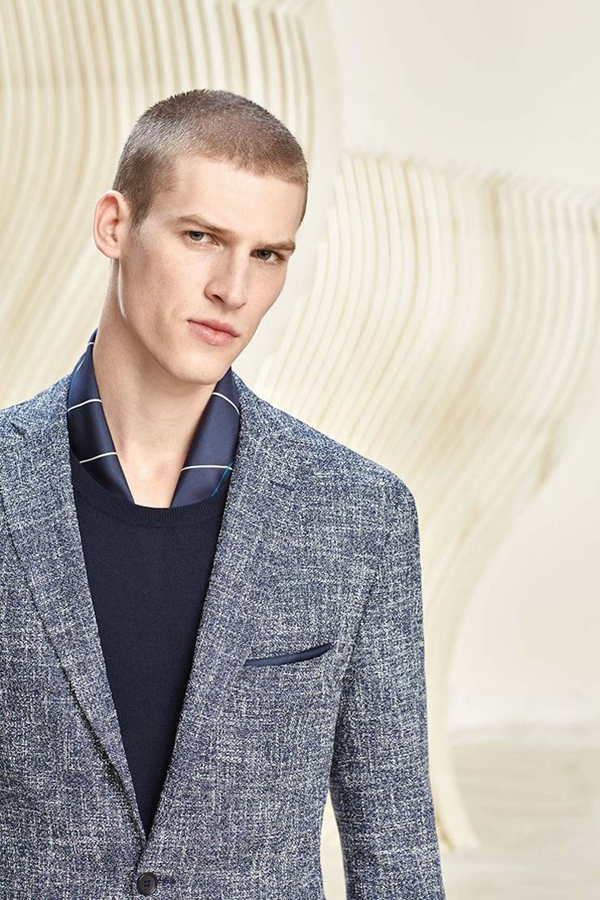 德国品牌BOSS by Hugo Boss推出男士正装系列，精致的剪裁尽显奢华，流畅的线条、纹理细腻的西装显示出男士的优雅与品位。除了套装外，也有蓝与白的对比色搭配，以及皮质夹克衫，来彰显个性。